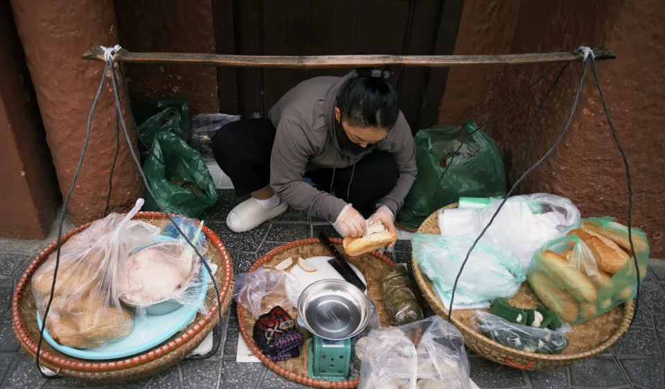 Bàn ngồi trong quán